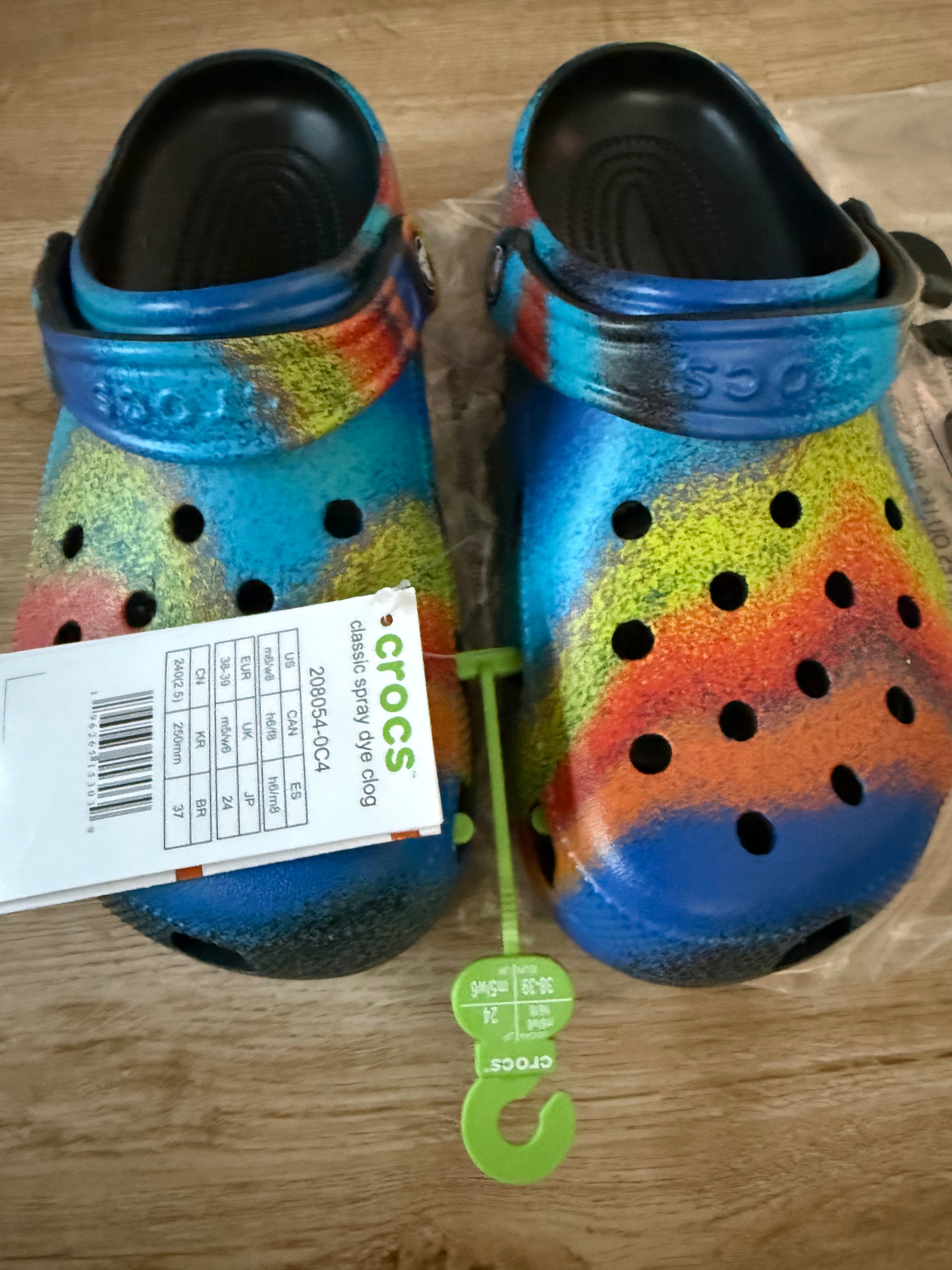 Crocs in Regenbogen Farben Gr 38-39