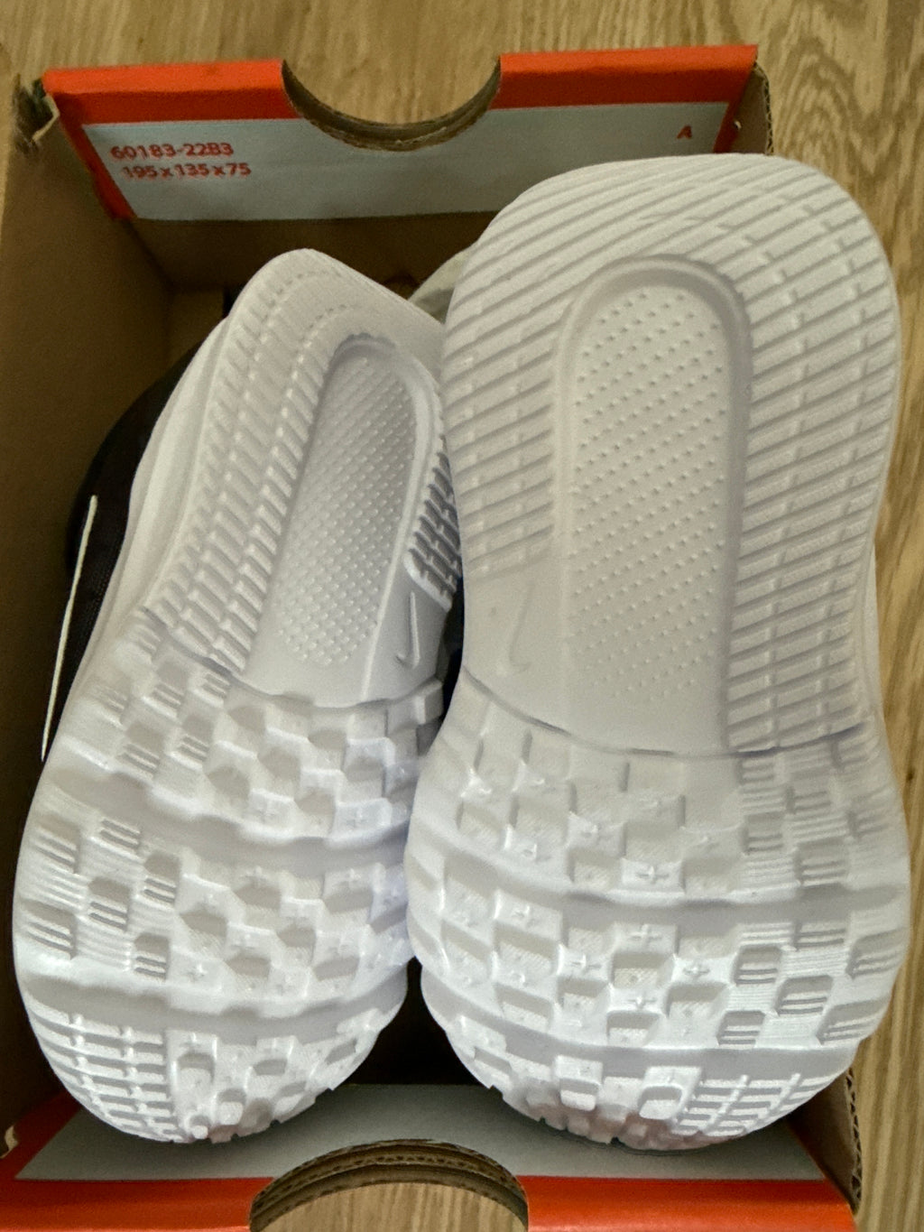 Nike Kinder-Sneaker mit Klettverschluss – Gr. 21 – Schwarz/Weiß – Neu mit Karton