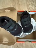 Nike Kinder-Sneaker mit Klettverschluss – Gr. 21 – Schwarz/Weiß – Neu mit Karton