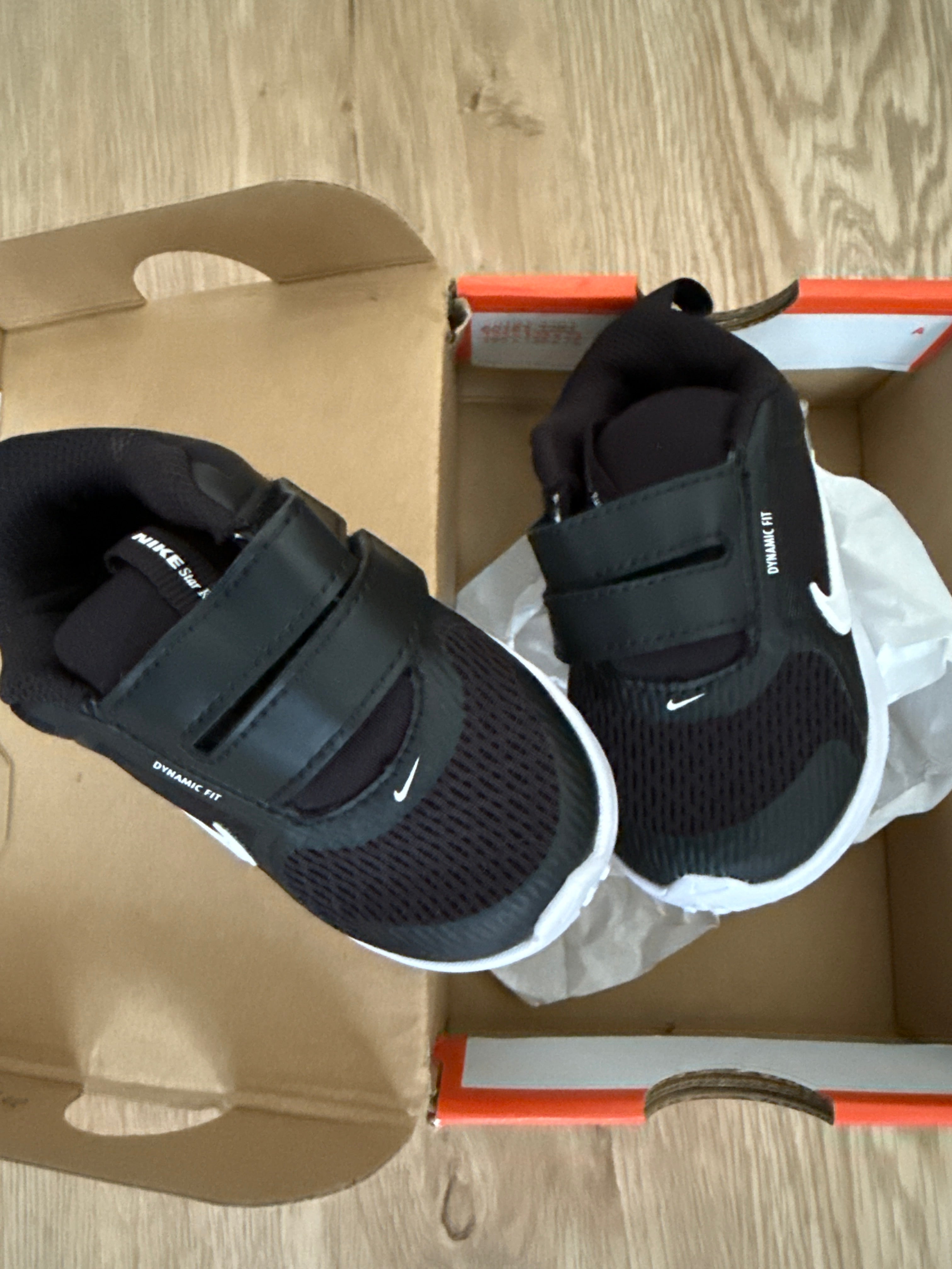 Nike Kinder-Sneaker mit Klettverschluss – Gr. 21 – Schwarz/Weiß – Neu mit Karton