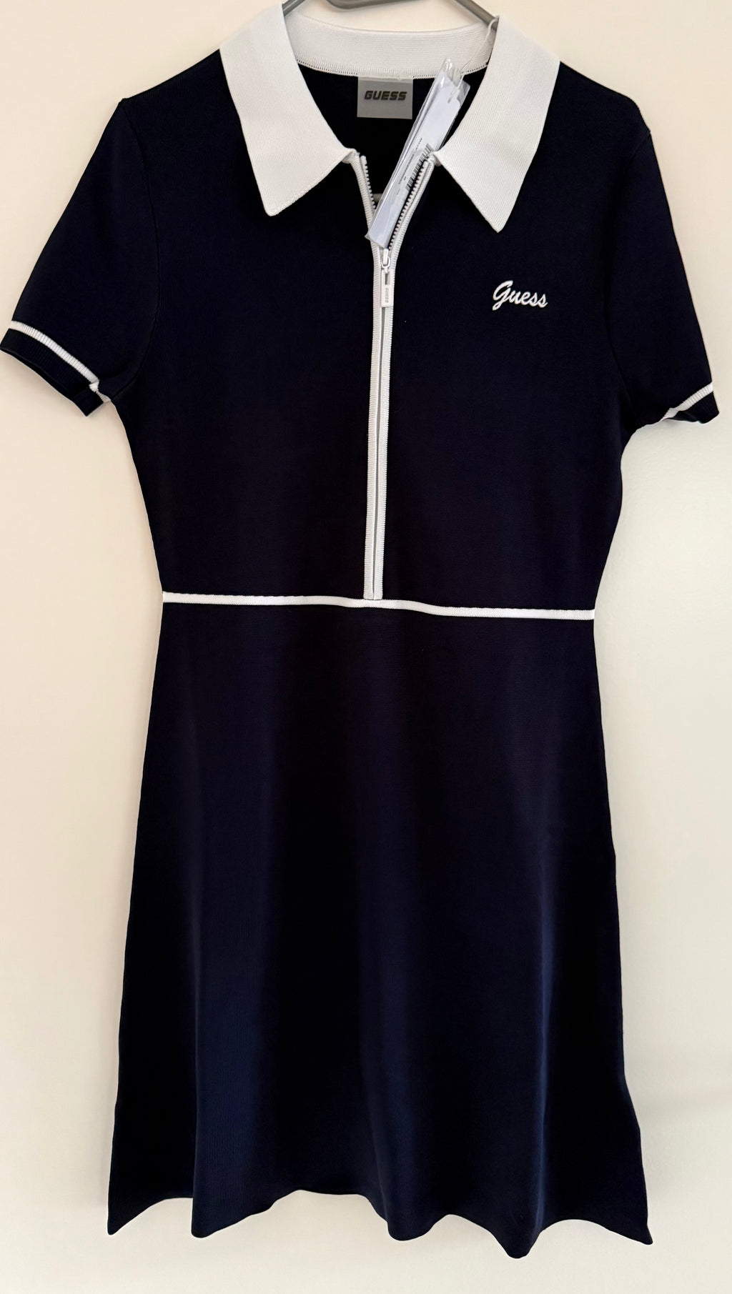 GUESS Damen Strickkleid mit Reißverschluss & Polokragen – Navy/Weiß – Gr. M – Neu mit Etikett