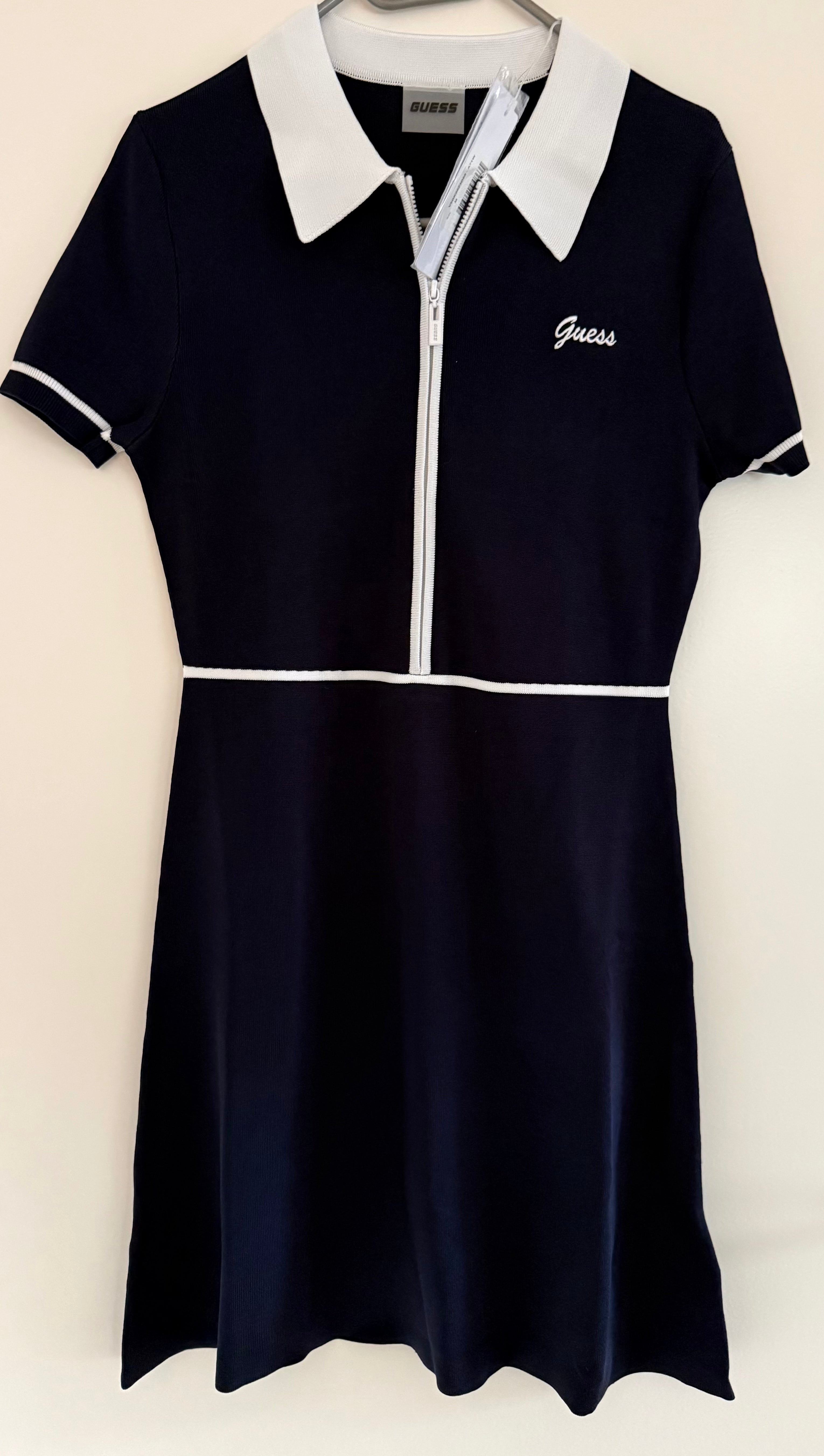 GUESS Damen Strickkleid mit Reißverschluss & Polokragen – Navy/Weiß – Gr. M – Neu mit Etikett