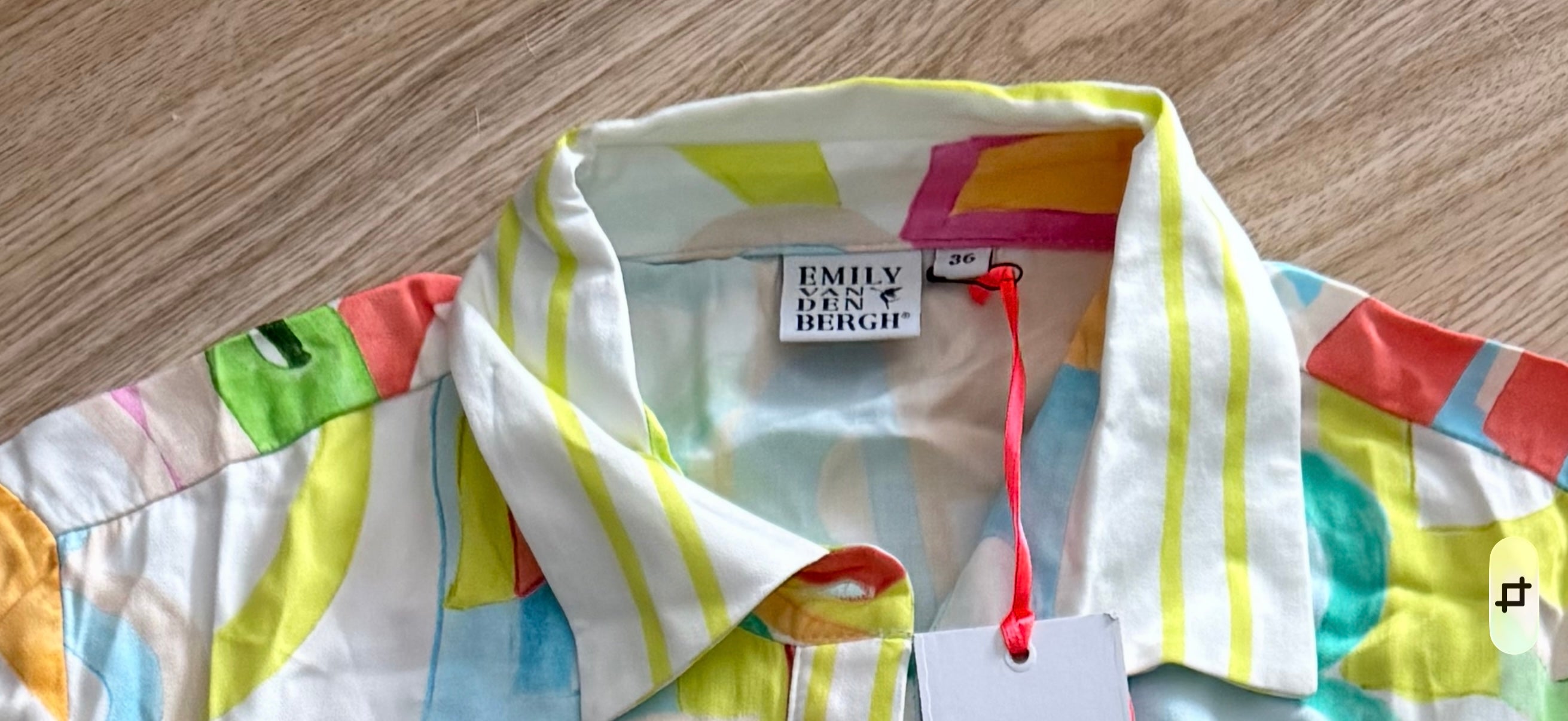 Emily van den Bergh Damenbluse – Gr. 36 – Neu mit Etikett – Bunter Letter-Print