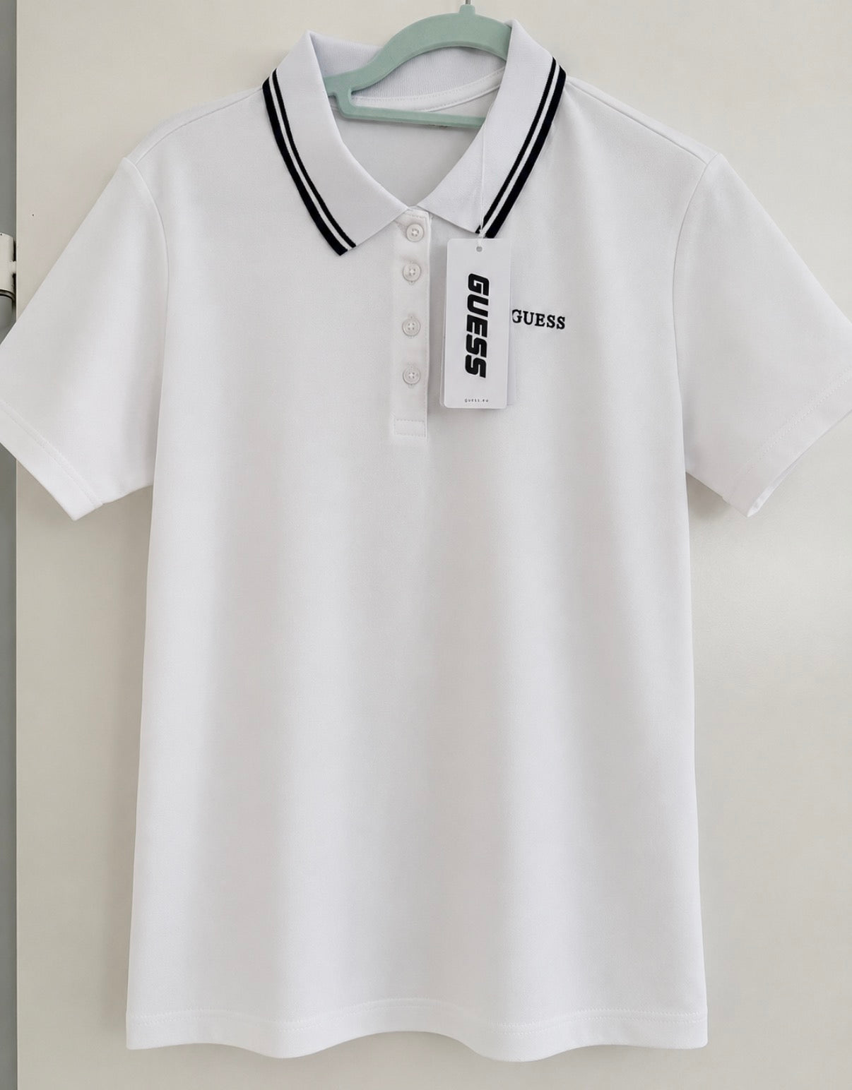 GUESS Damen Poloshirt Weiß – Größe L (fällt kleiner aus) – Neu mit Etikett