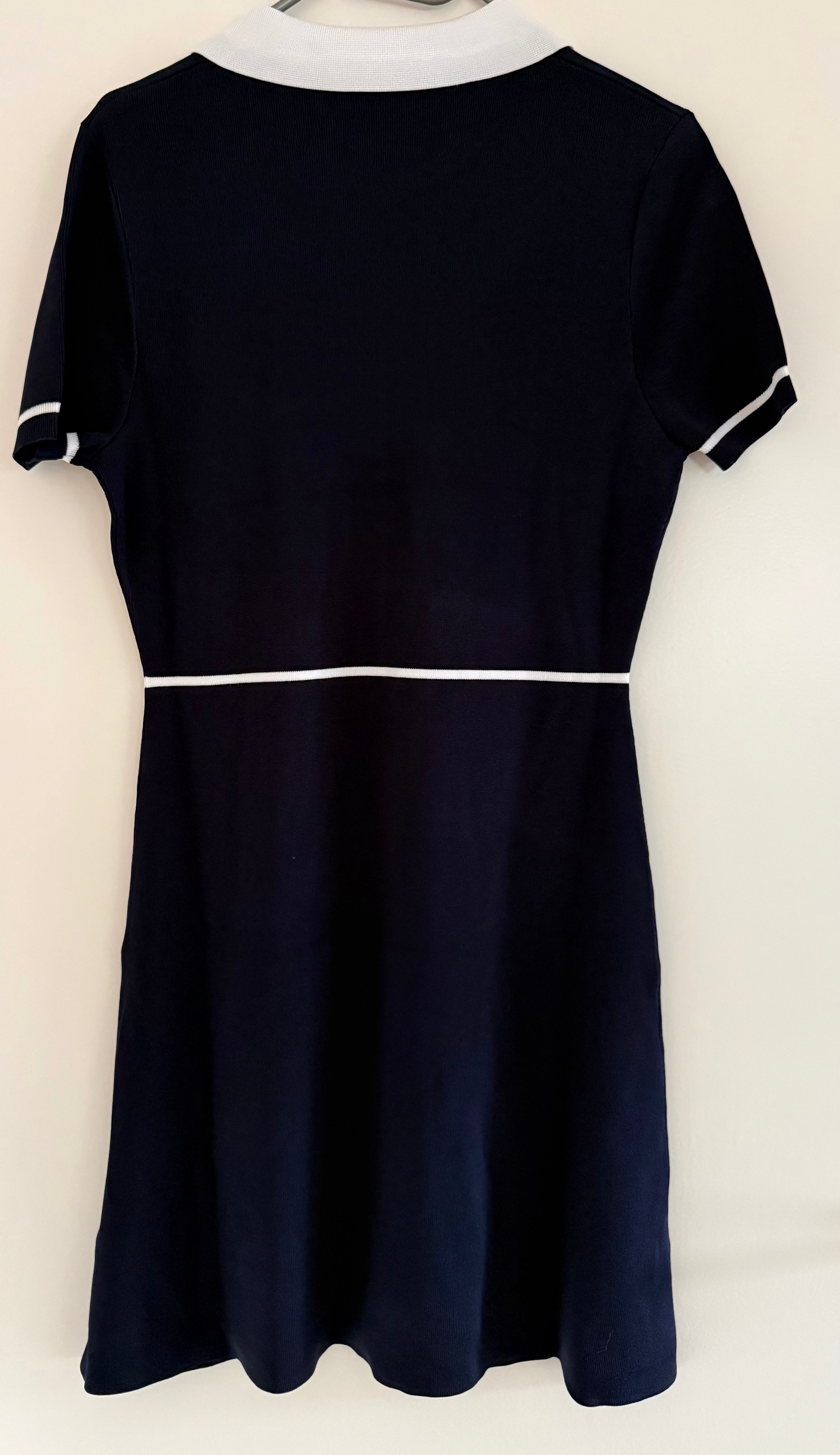 GUESS Damen Strickkleid mit Reißverschluss & Polokragen – Navy/Weiß – Gr. M – Neu mit Etikett