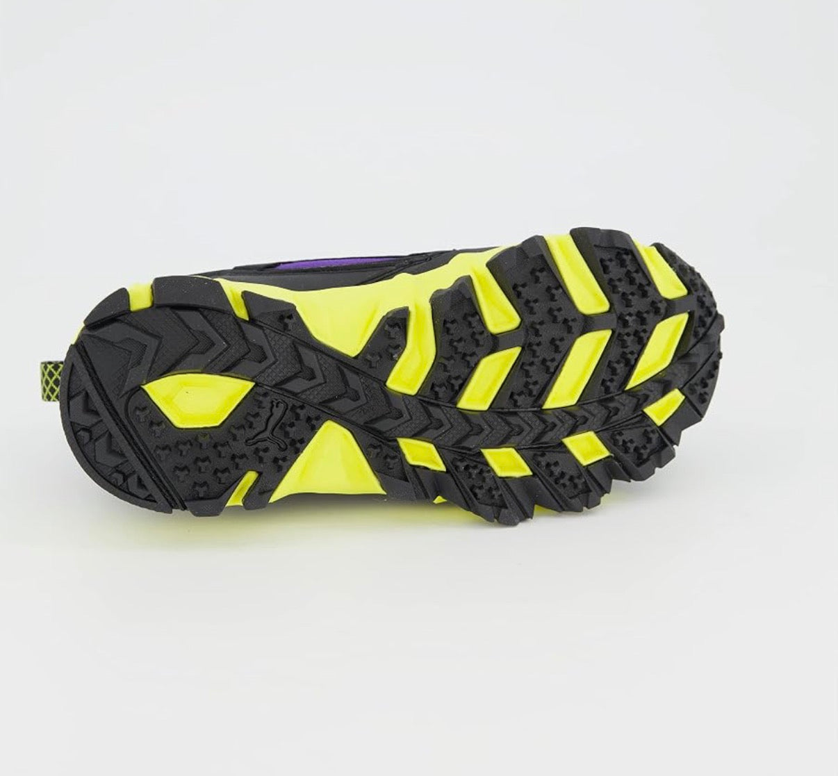 PUMA Sneaker Schwarz/Lila/Neon – Größe 39

Stylischer Retro-Sneaker mit auffälligem Farbkontrast