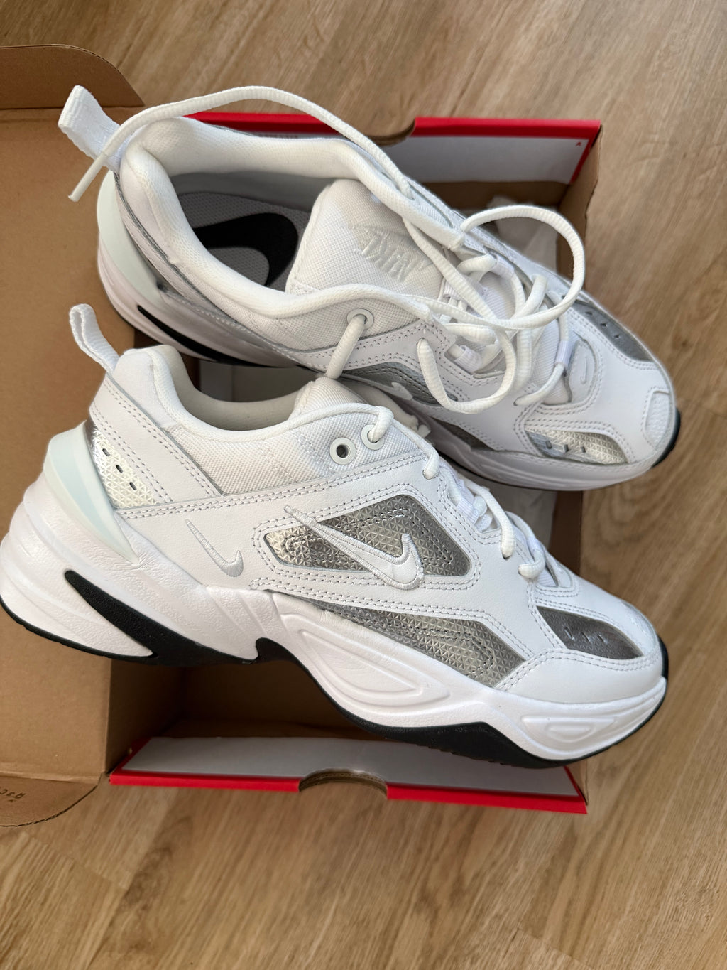 Nike M2K Tekno ESS Damen Sneaker – Gr. 40,5 – Neu – Weiß/Silber – Original mit Karton