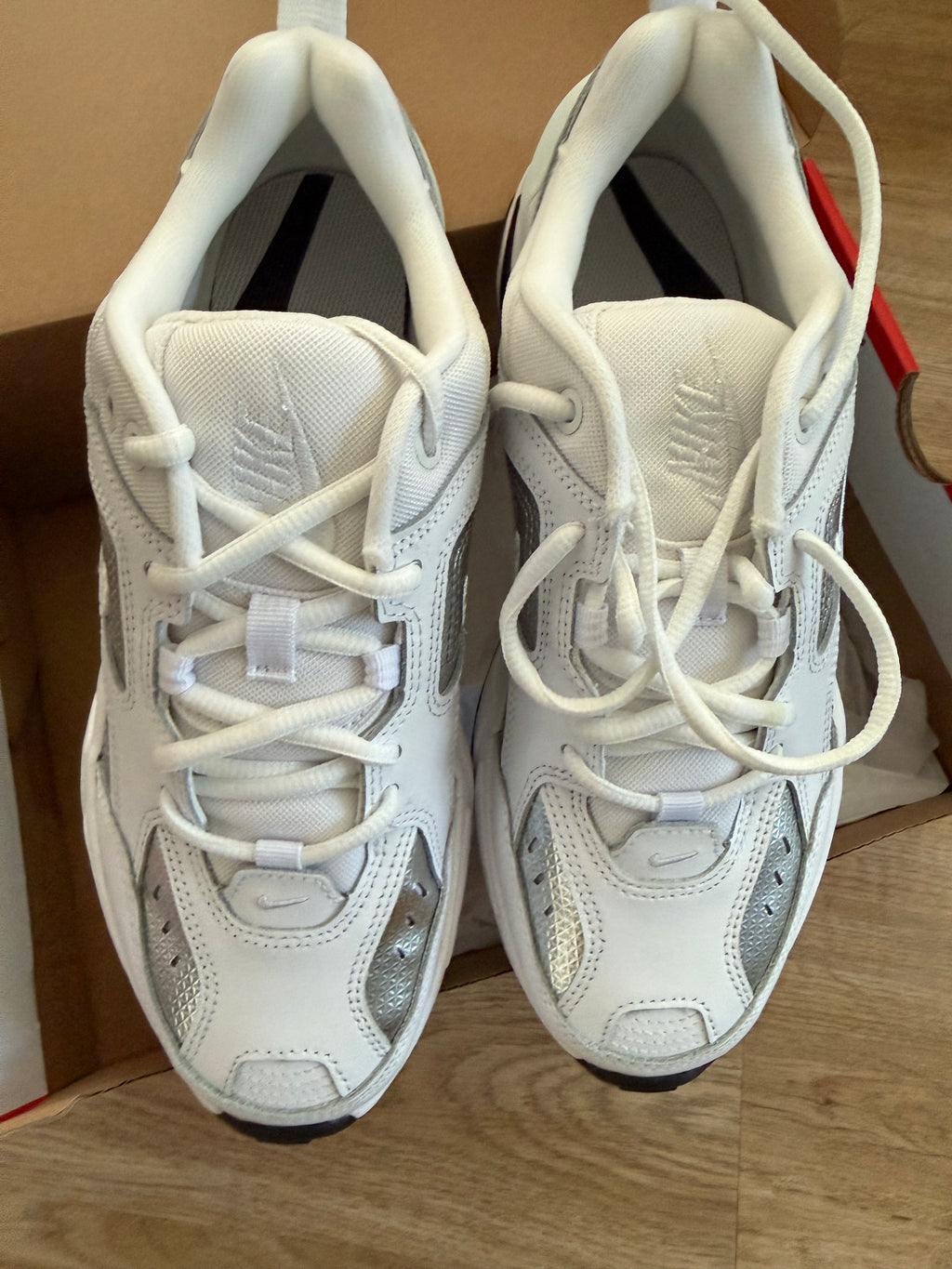 Nike M2K Tekno ESS Damen Sneaker – Gr. 40,5 – Neu – Weiß/Silber – Original mit Karton