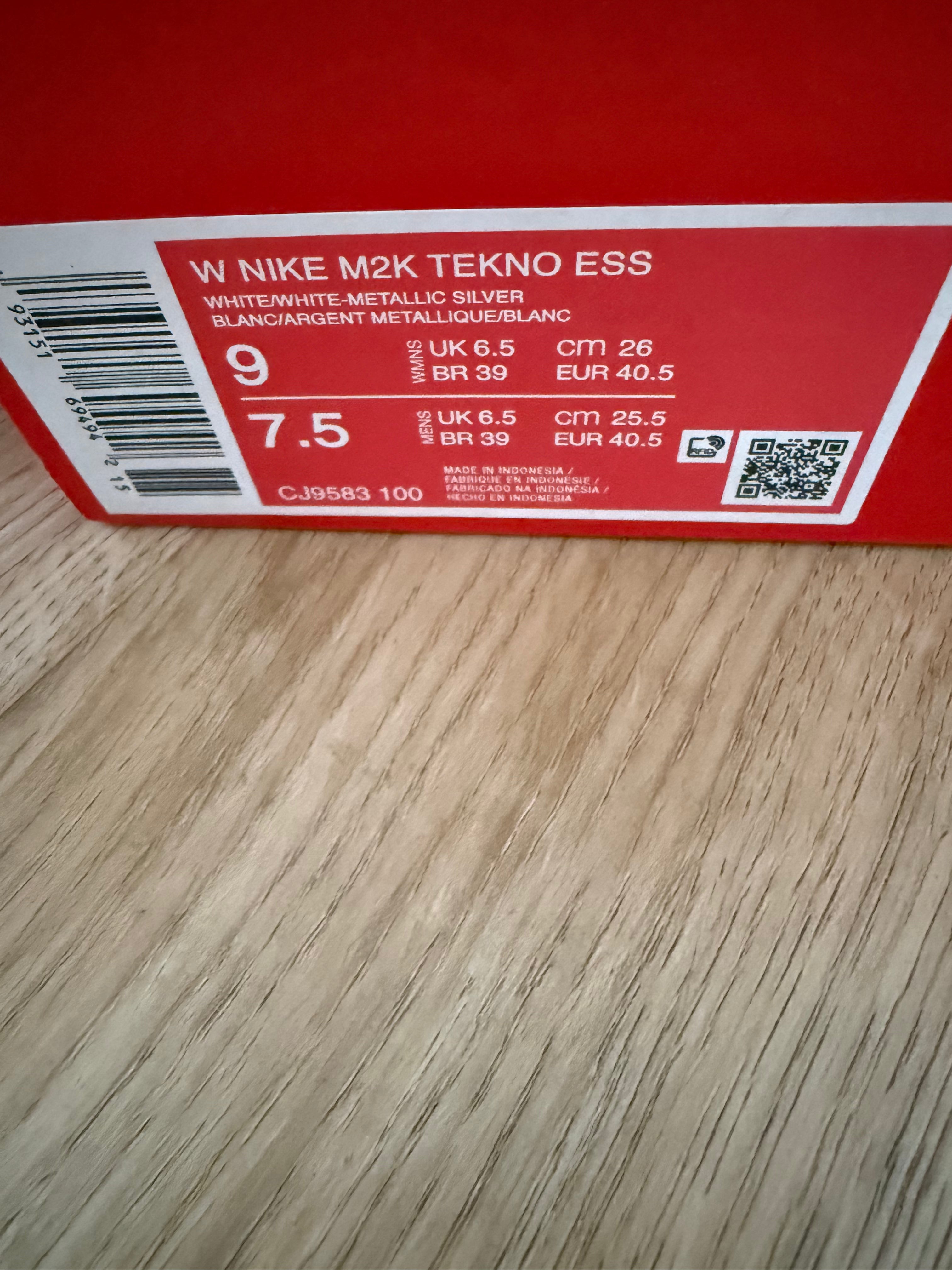 Nike M2K Tekno ESS Damen Sneaker – Gr. 40,5 – Neu – Weiß/Silber – Original mit Karton