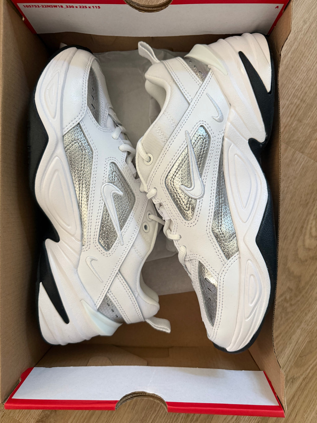 Nike M2K Tekno ESS Damen Sneaker – Gr. 40,5 – Neu – Weiß/Silber – Original mit Karton