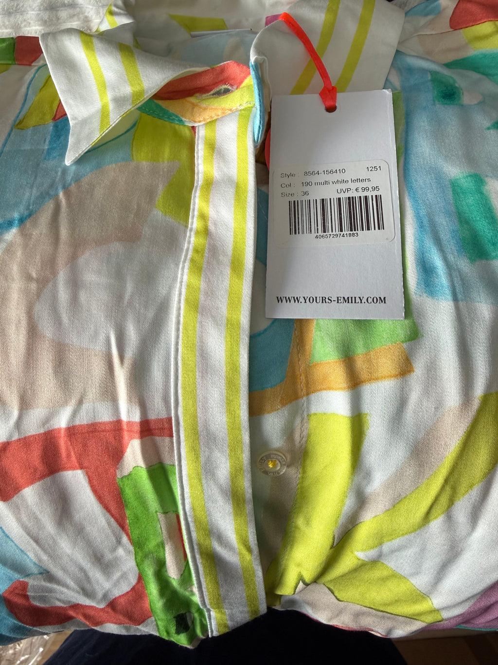 Emily van den Bergh Damenbluse – Gr. 36 – Neu mit Etikett – Bunter Letter-Print