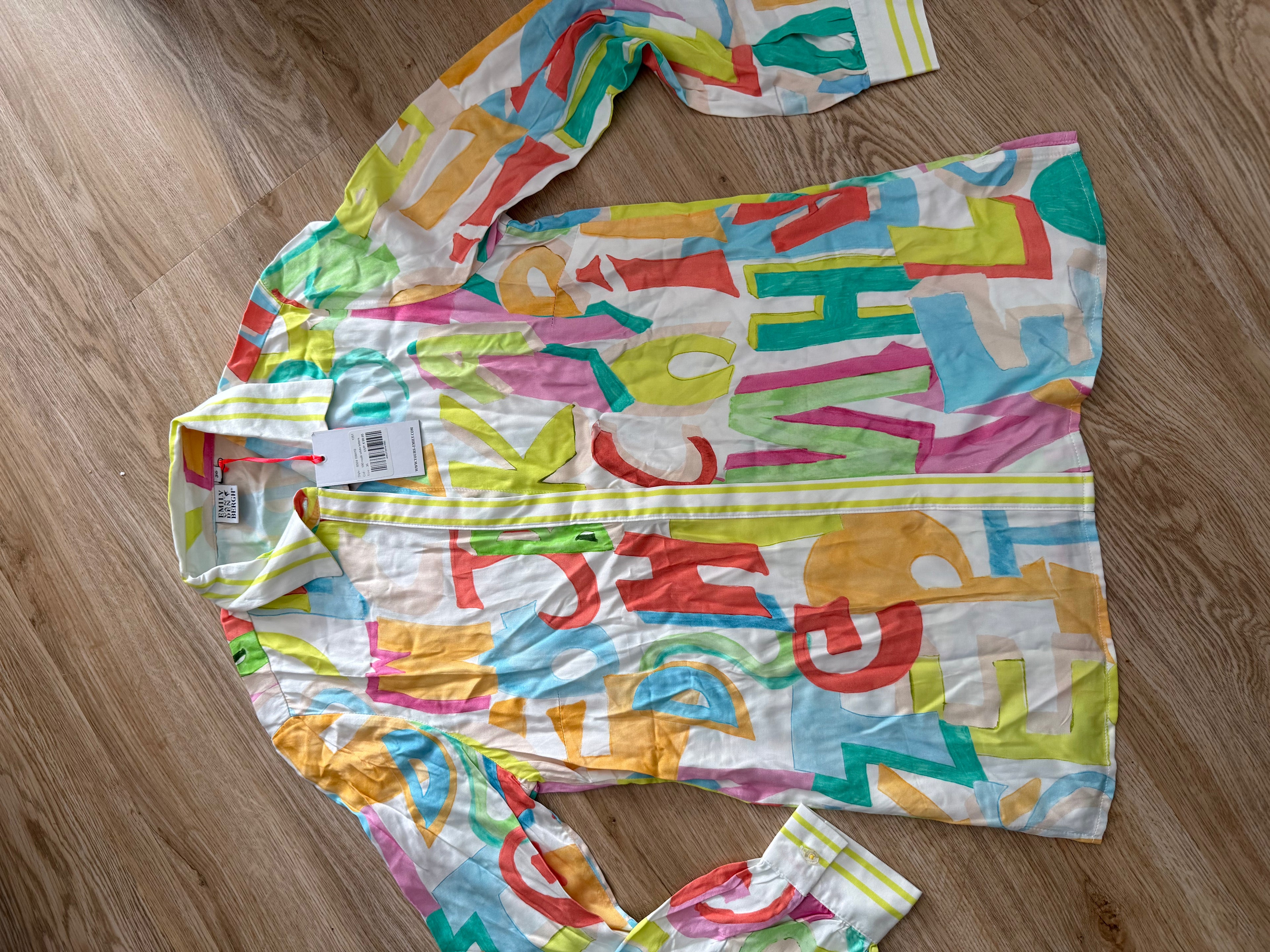Emily van den Bergh Damenbluse – Gr. 36 – Neu mit Etikett – Bunter Letter-Print