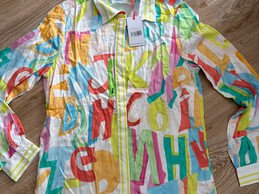 Emily van den Bergh Damenbluse – Gr. 36 – Neu mit Etikett – Bunter Letter-Print