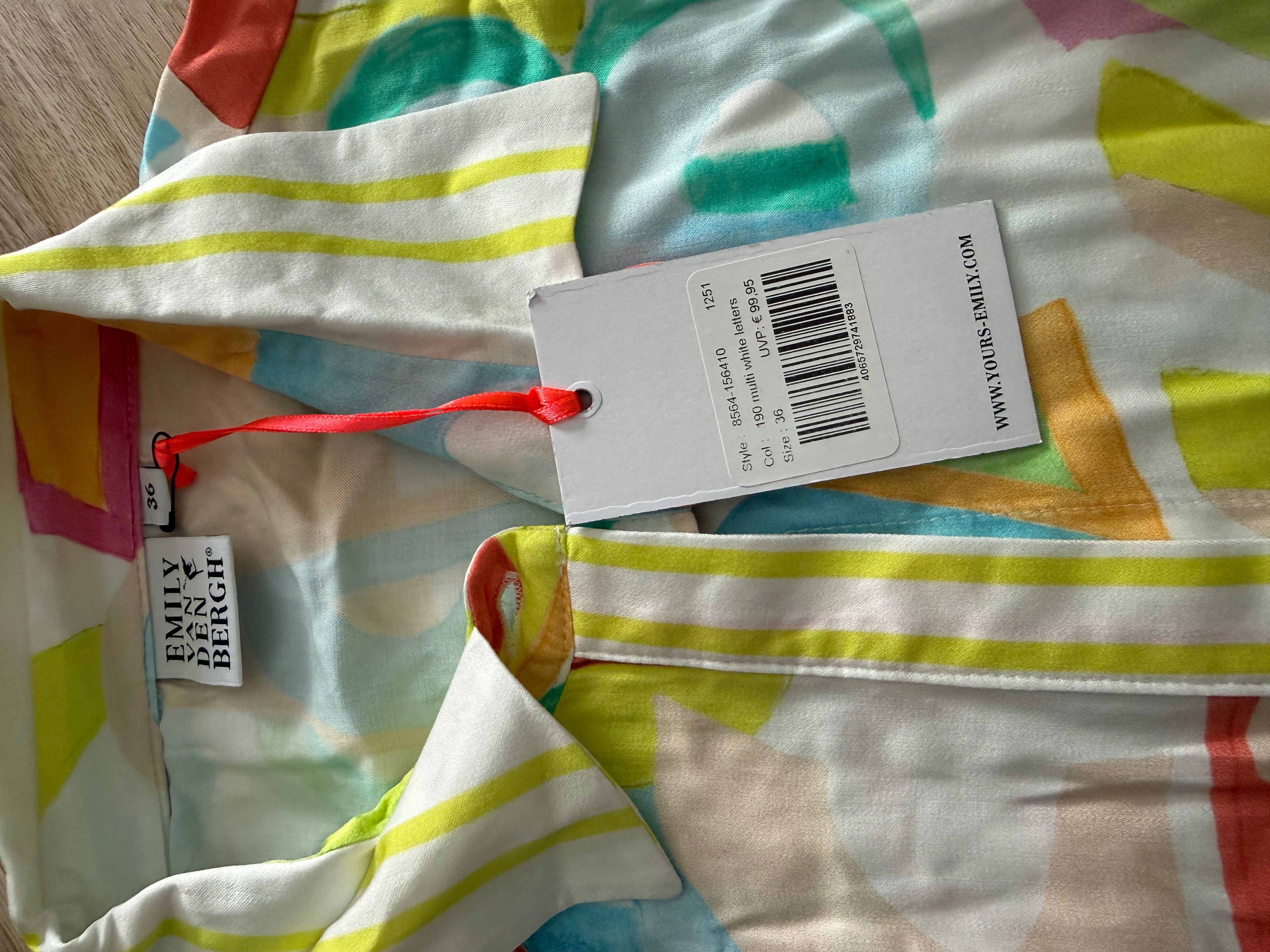Emily van den Bergh Damenbluse – Gr. 36 – Neu mit Etikett – Bunter Letter-Print