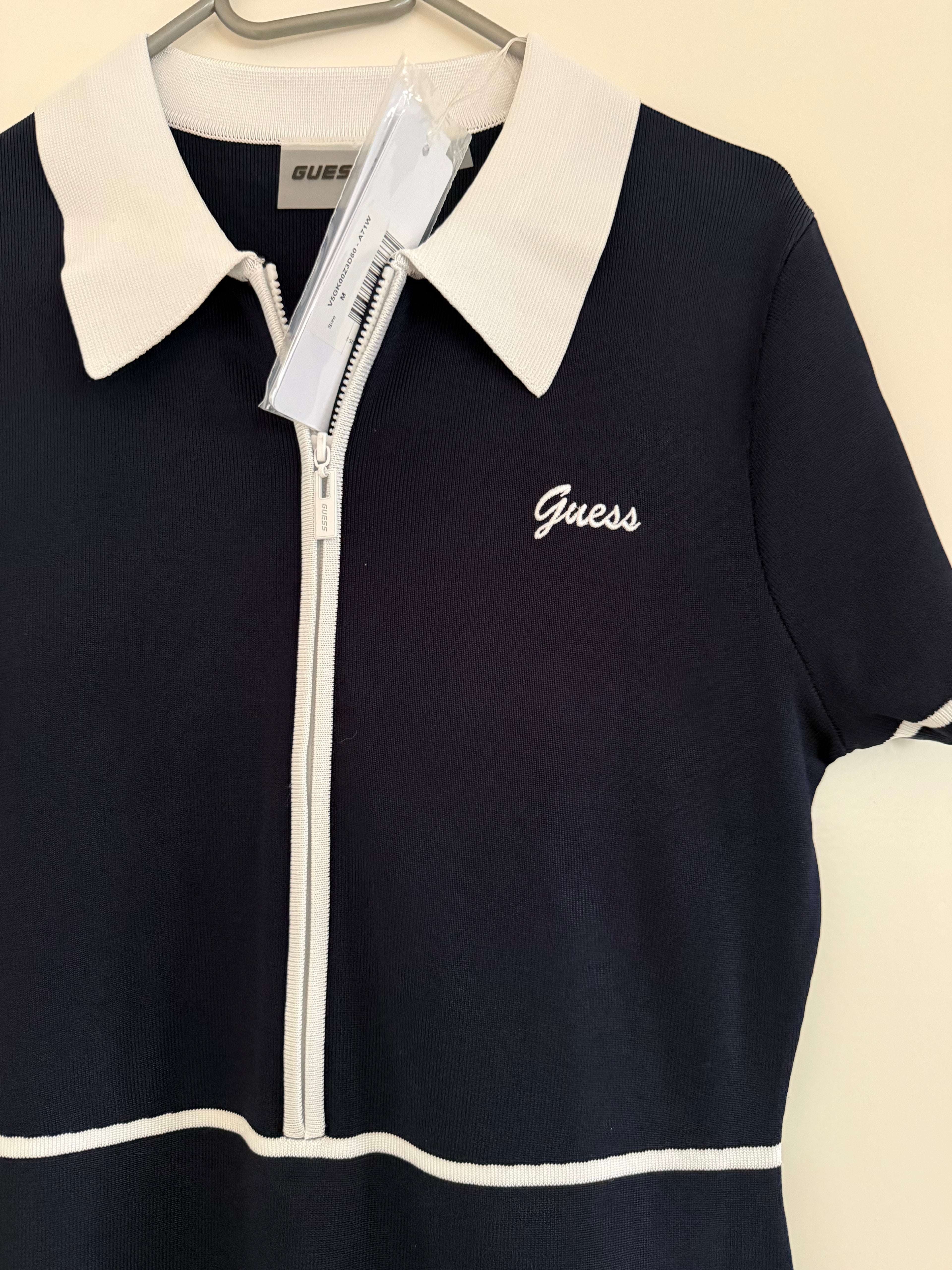 GUESS Damen Strickkleid mit Reißverschluss & Polokragen – Navy/Weiß – Gr. M – Neu mit Etikett
