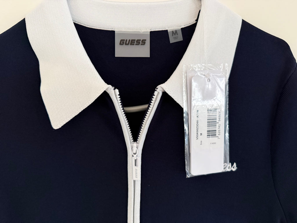 GUESS Damen Strickkleid mit Reißverschluss & Polokragen – Navy/Weiß – Gr. M – Neu mit Etikett