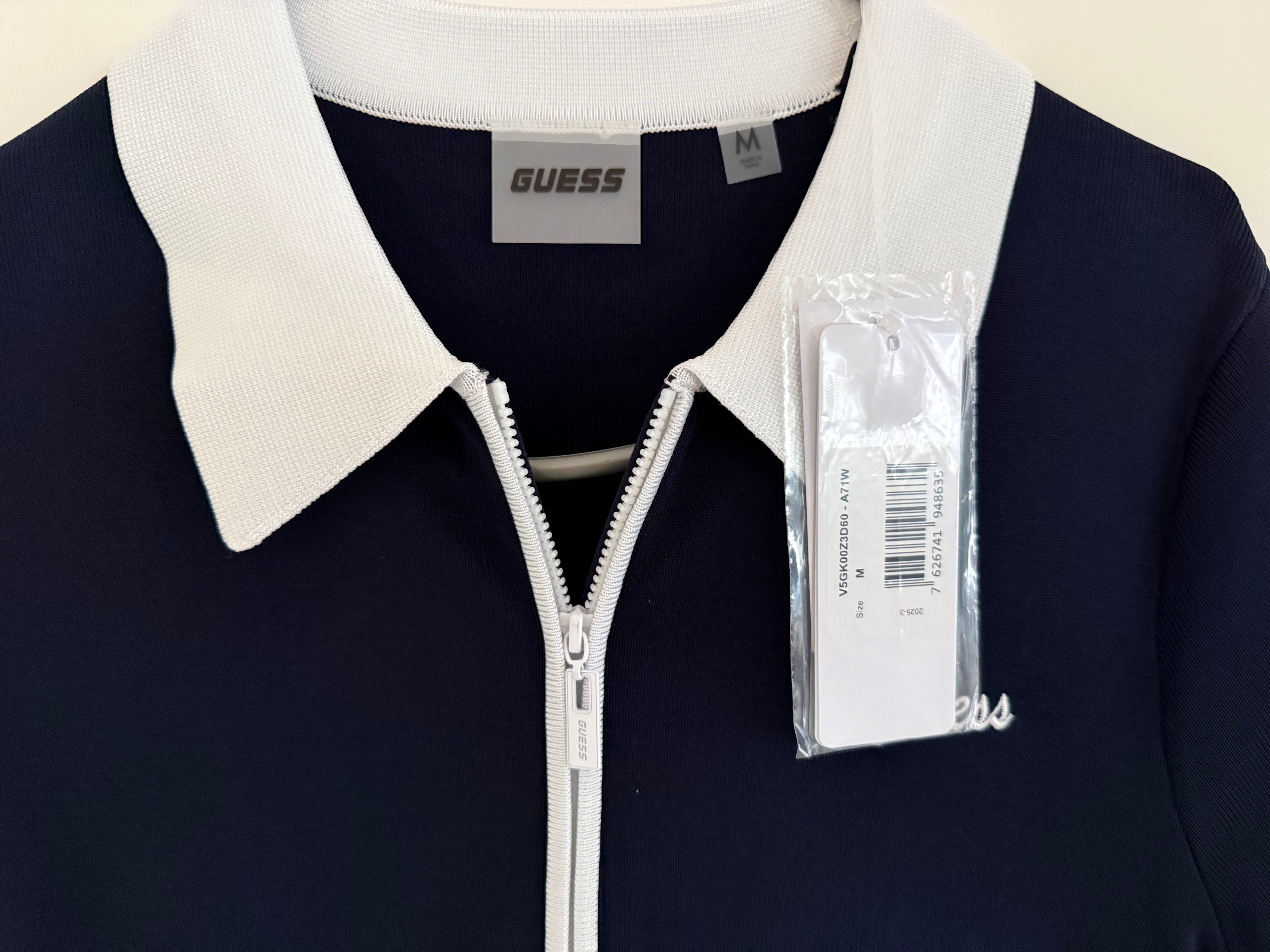 GUESS Damen Strickkleid mit Reißverschluss & Polokragen – Navy/Weiß – Gr. M – Neu mit Etikett