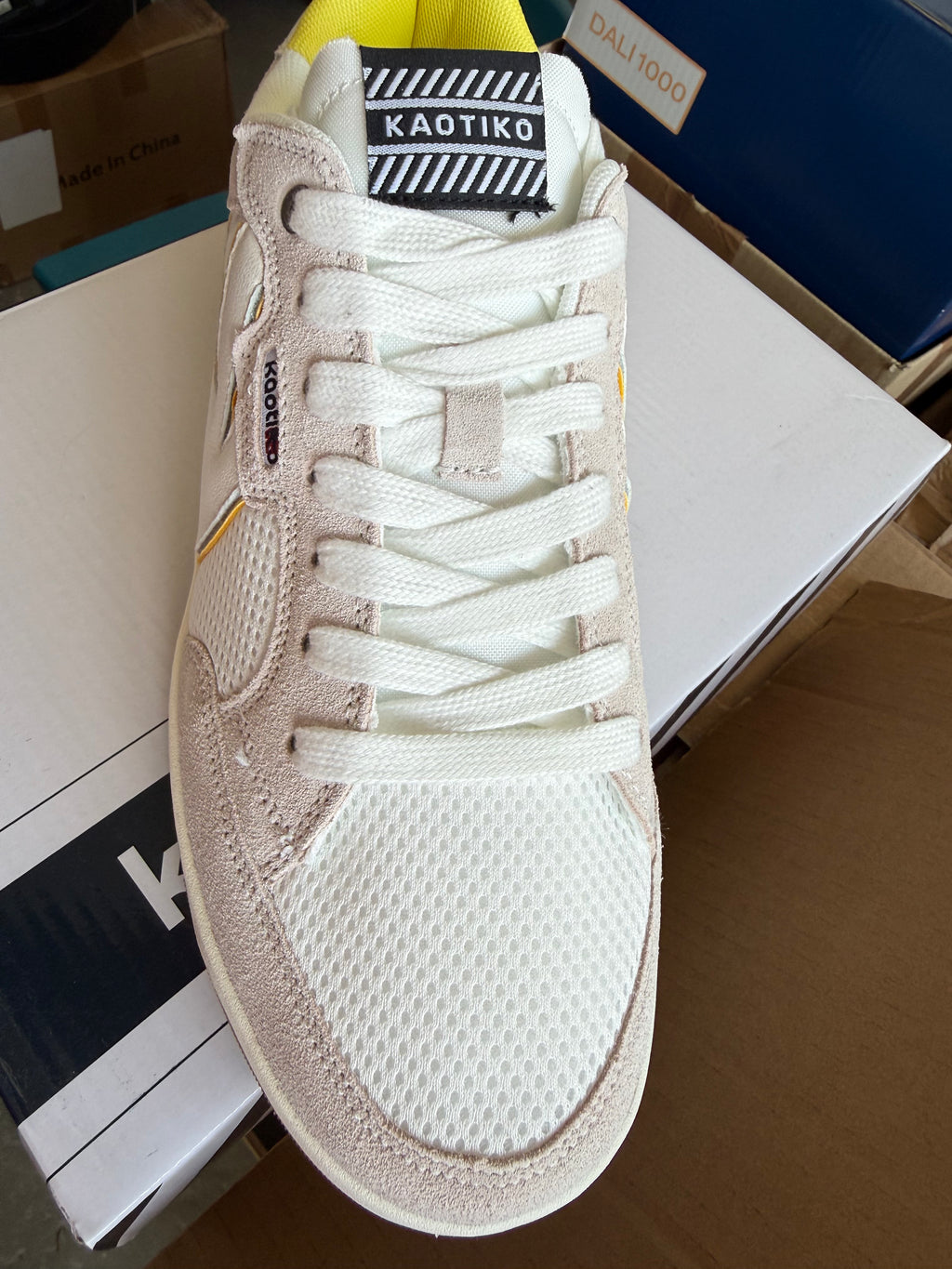 KAOTIKO Sneaker AM002-01-2600 – White/Yellow Gr 42 nur 1x verfügbar